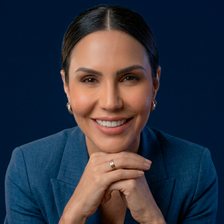 Retrato da Tássia, a orquestradora de agentes de inteligência artificial da plataforma interna da IntelliTasse